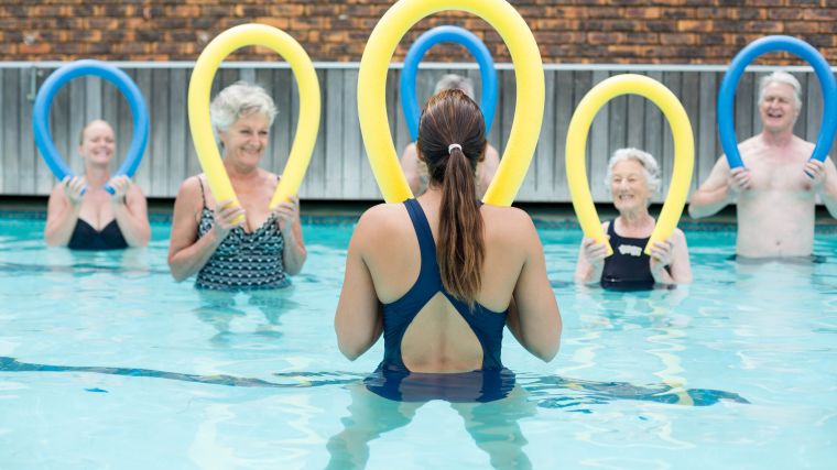 Flere personer, glade, slanger